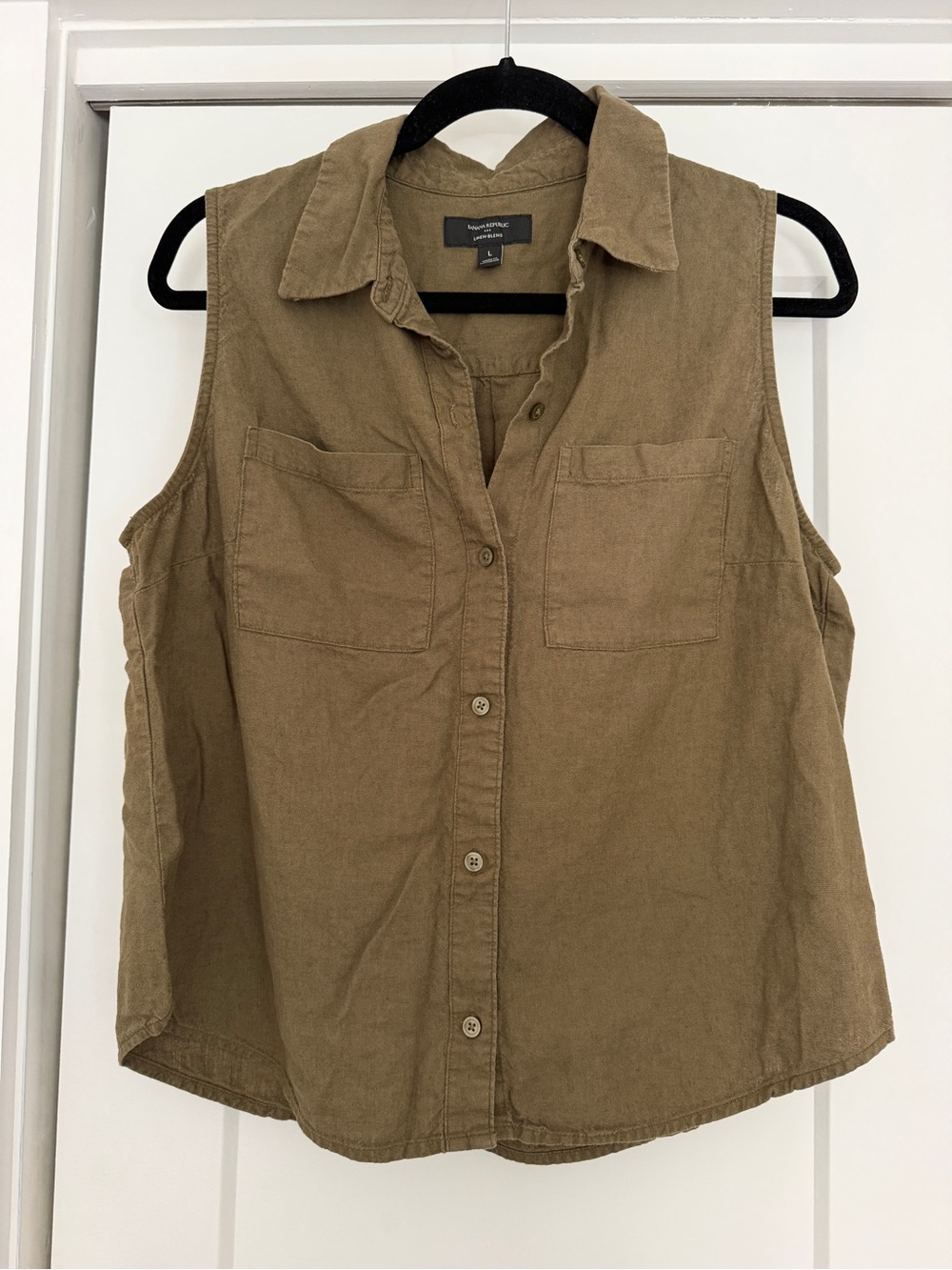 Banana Republic Linen Blend Sleeveless Button-Front Utility Shirt in Olive